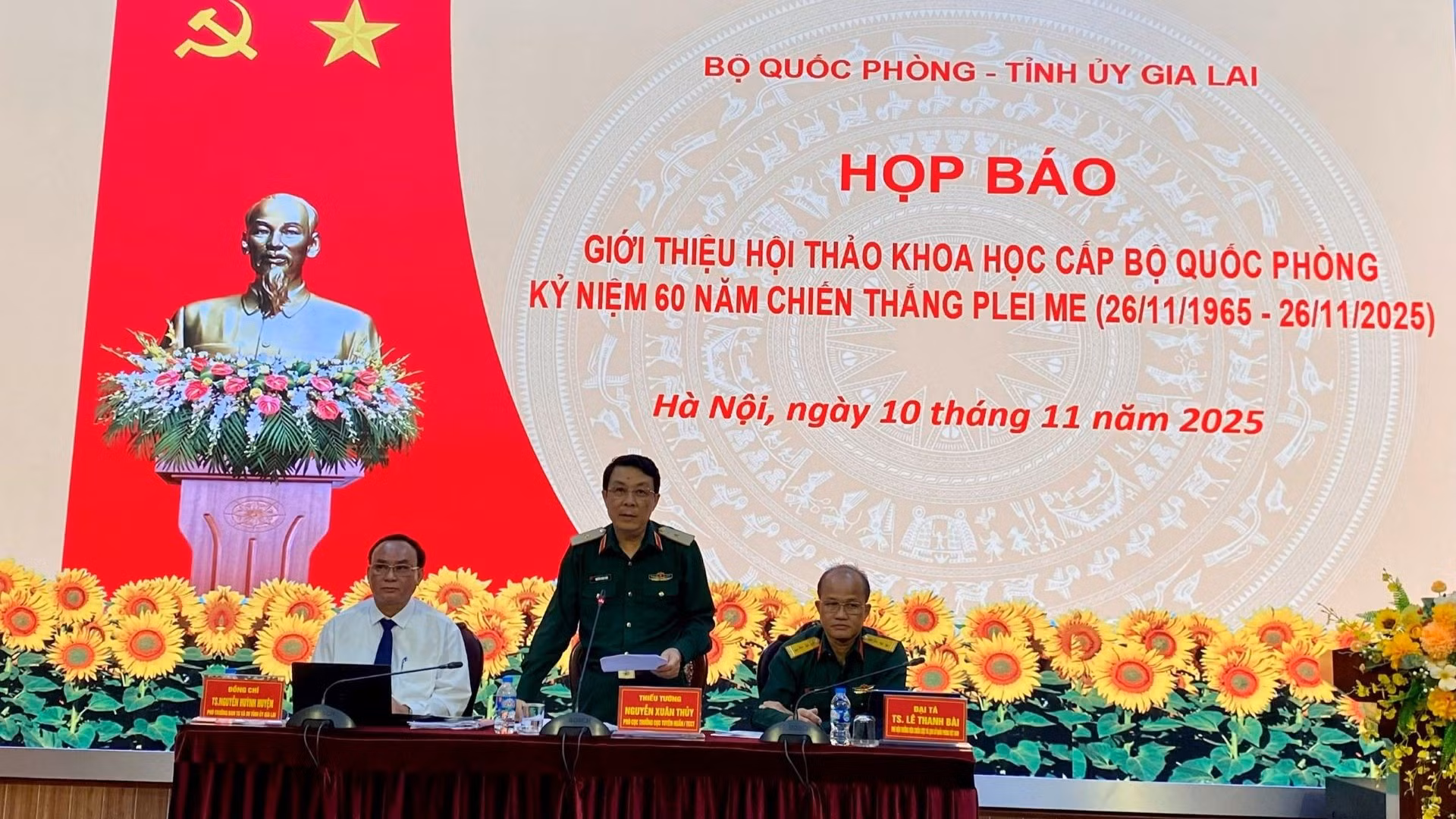 Thiếu tướng Nguyễn Xuân Thủy, Phó Cục trưởng Cục Tuyên huấn, Tổng cục Chính trị Quân đội Nhân dân Việt Nam phát biểu tại buổi họp báo.