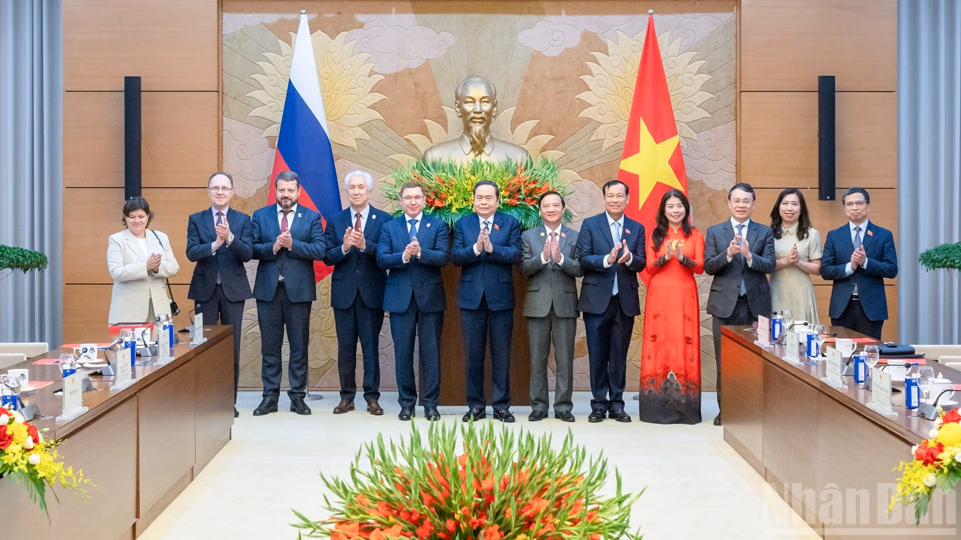 Chủ tịch Quốc hội Trần Thanh Mẫn và Phó Chủ tịch thứ nhất Hội đồng Liên bang Nga cùng đại biểu hai nước tại buổi tiếp.