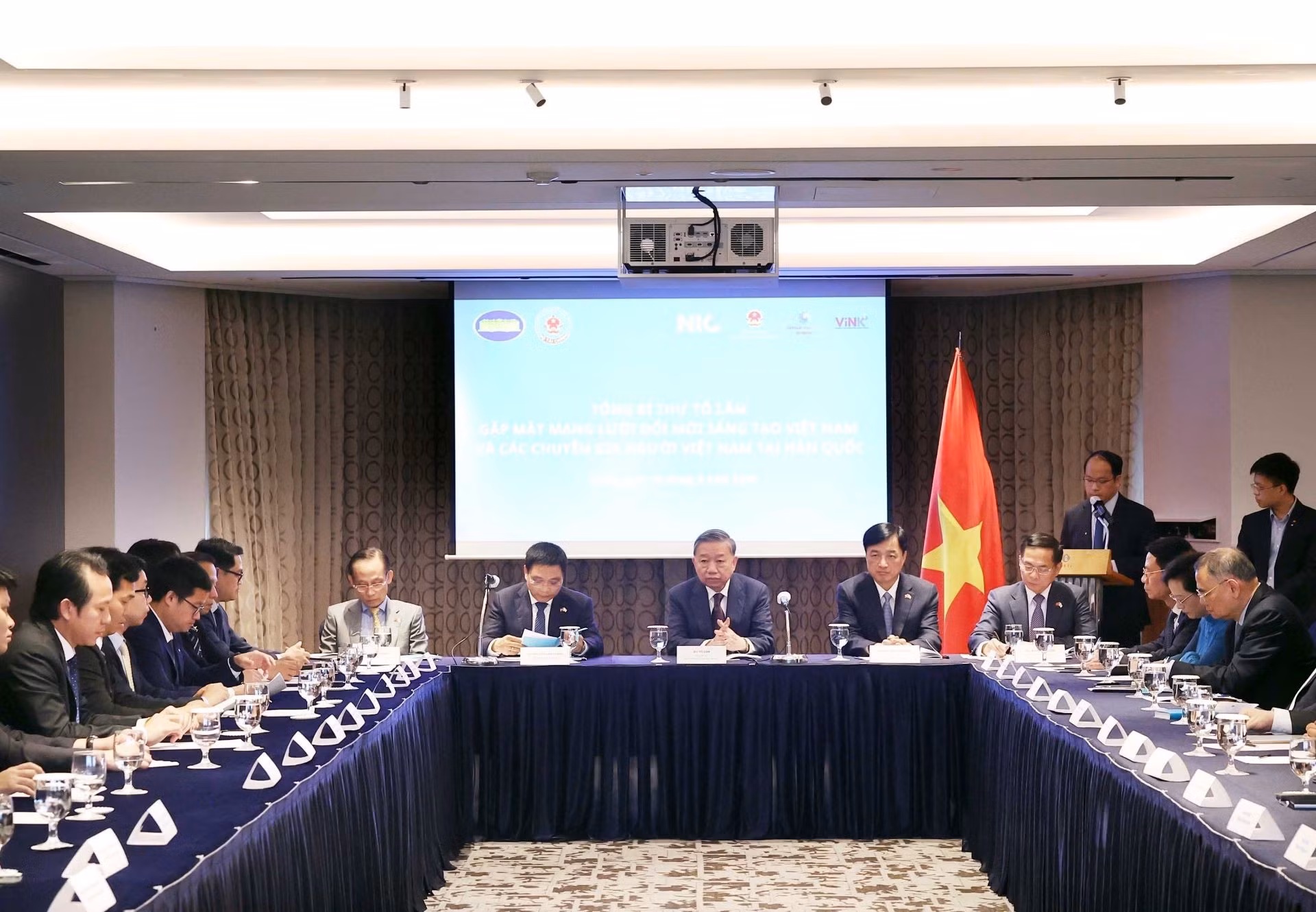 Tổng Bí thư Tô Lâm gặp mặt thành viên Mạng lưới Đổi mới sáng tạo Việt Nam và chuyên gia người Việt Nam tại Hàn Quốc. (Ảnh: Thống Nhất - TTXVN)