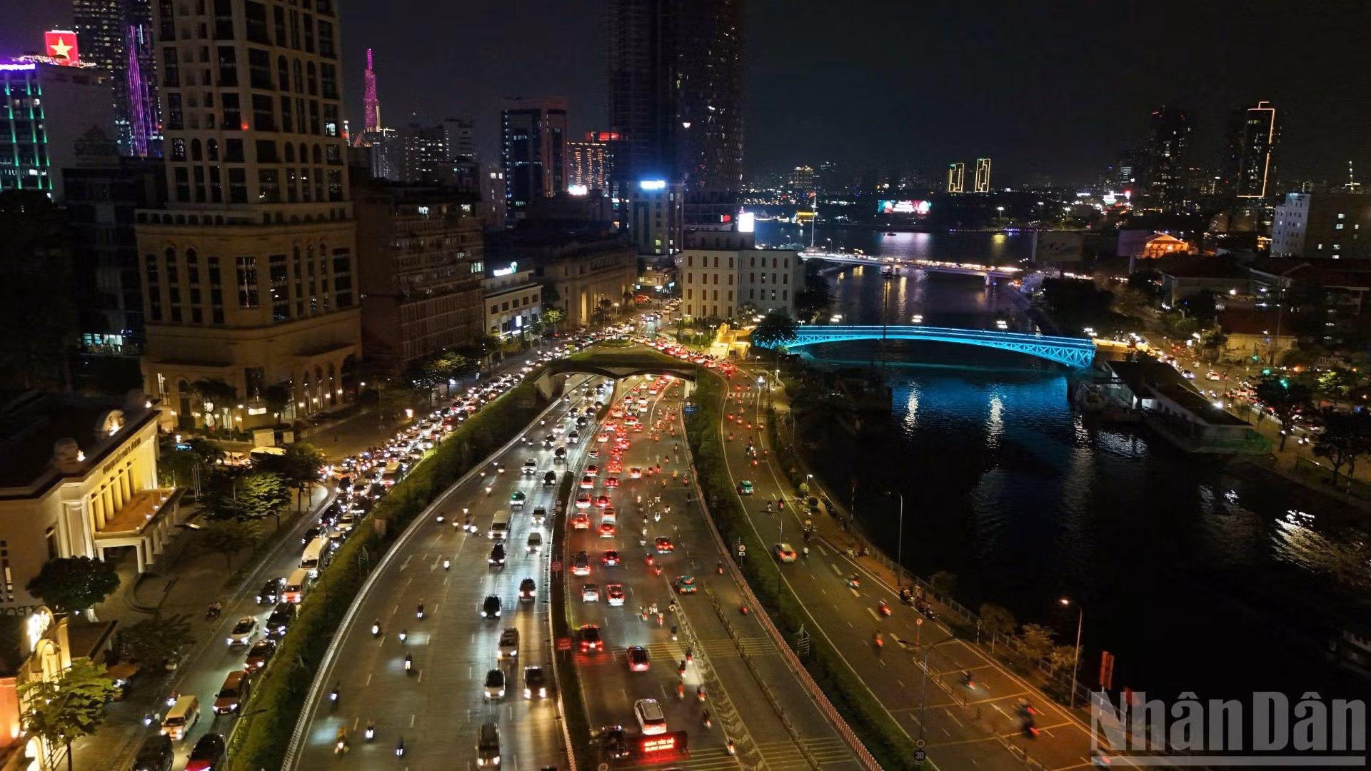 Nhiều tuyến đường ở khu vực trung tâm thành phố rơi vào cảnh kẹt xe kéo dài.