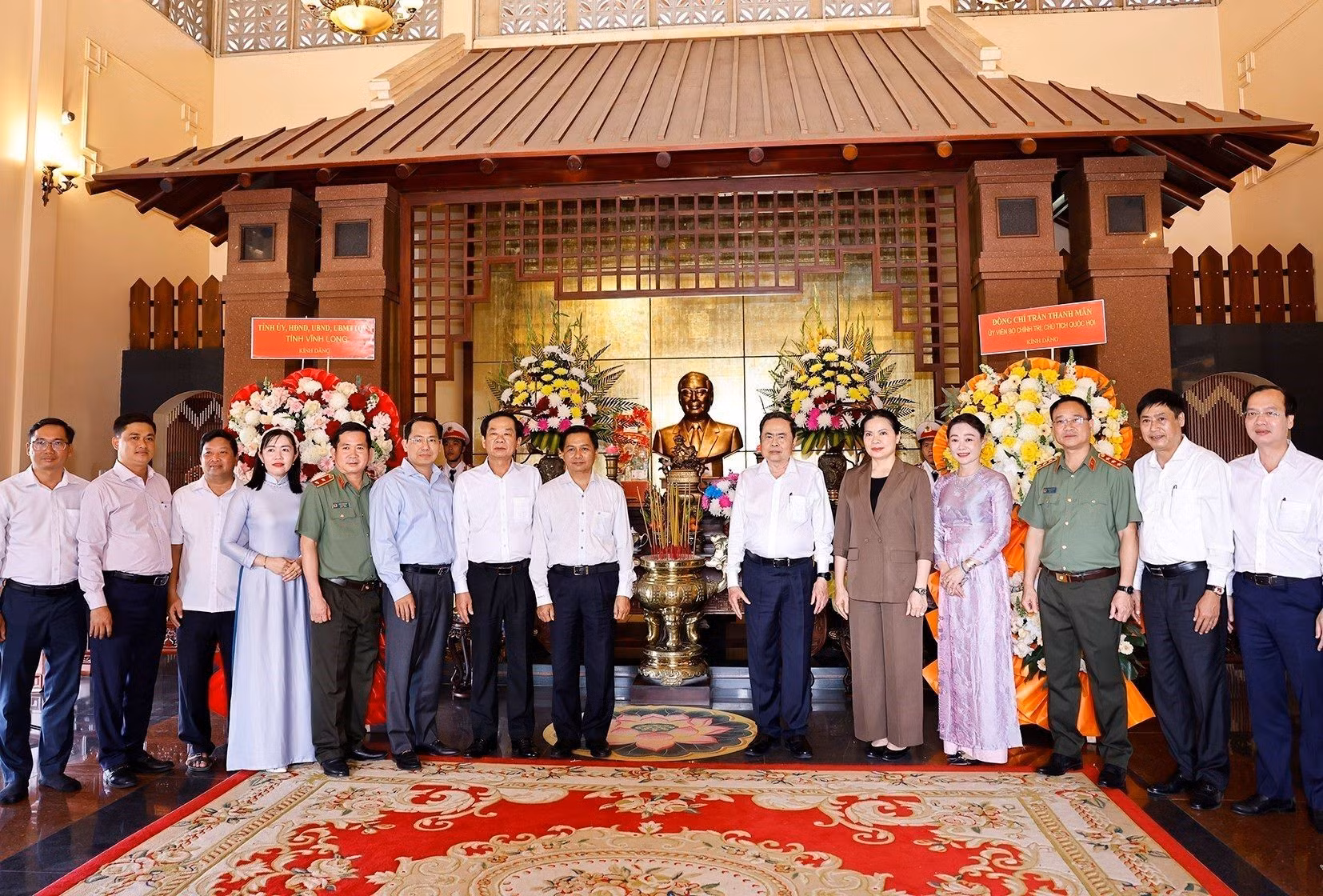 Chủ tịch Quốc hội Trần Thanh Mẫn dâng hoa, dâng hương tưởng nhớ đồng chí Võ Văn Kiệt. (Ảnh: TTXVN)