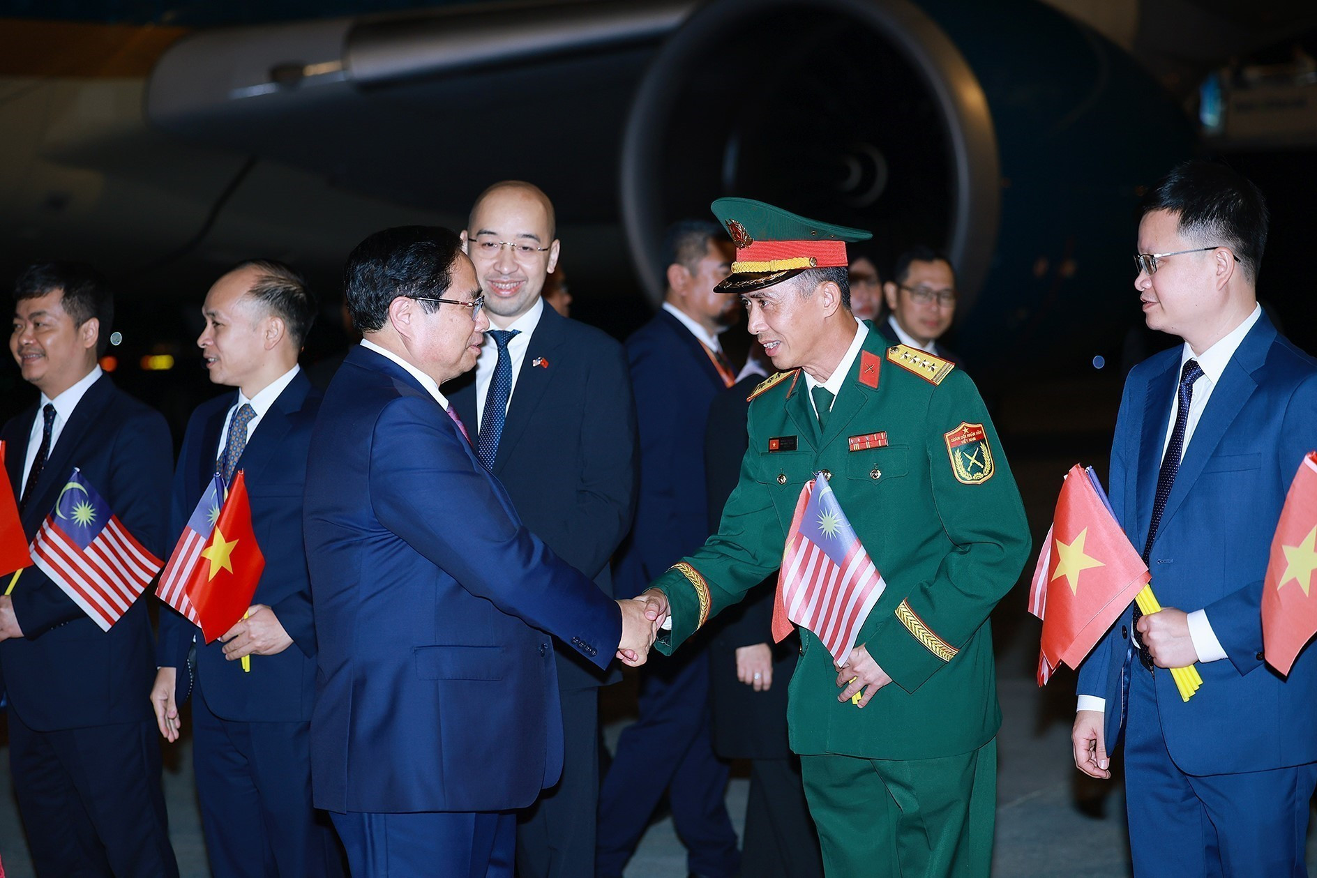 Cán bộ, nhân viên Đại sứ quán Việt Nam tại Malaysia đón Thủ tướng Phạm Minh Chính tham dự Hội nghị Cấp cao ASEAN lần thứ 47 và các Hội nghị Cấp cao liên quan. (Ảnh: TTXVN) thutuong44.jpg