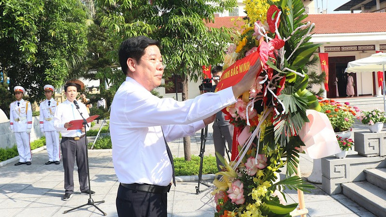 Đồng chí Nguyễn Văn Gấu , Bí thư Tỉnh ủy Bắc Ninh dâng hoa trước tượng đài Tổng Bí thư Nguyễn Văn Cừ. img-2025-07-09-124818.jpg