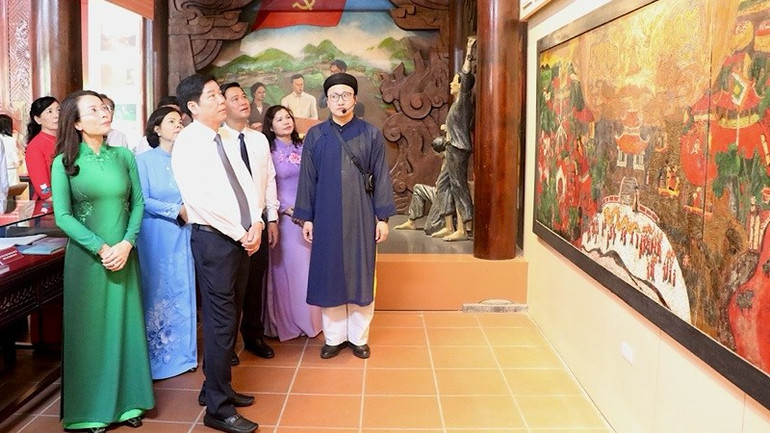 Các đại biểu tới thăm khu trưng bày tư liệu, hiện vật thân thế sự nghiệp Tổng Bí thư Nguyễn Văn Cừ. img-2025-07-09-124639.jpg