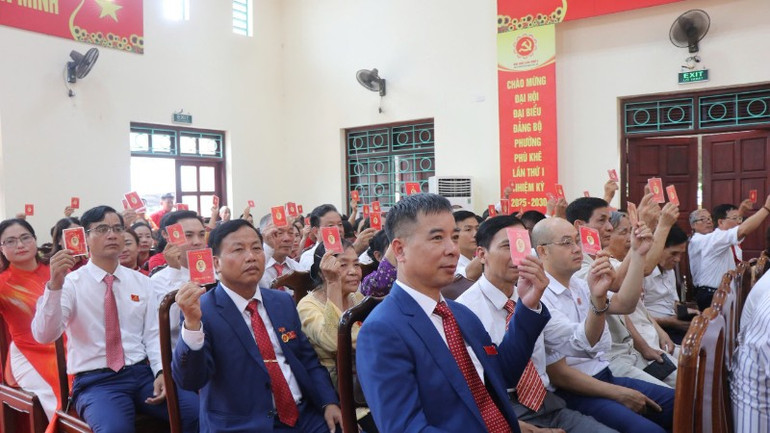 Các đại biểu biểu quyết thông qua Nghị quyết đại hội. 6a576f24e73a6f64362b-7376.jpg