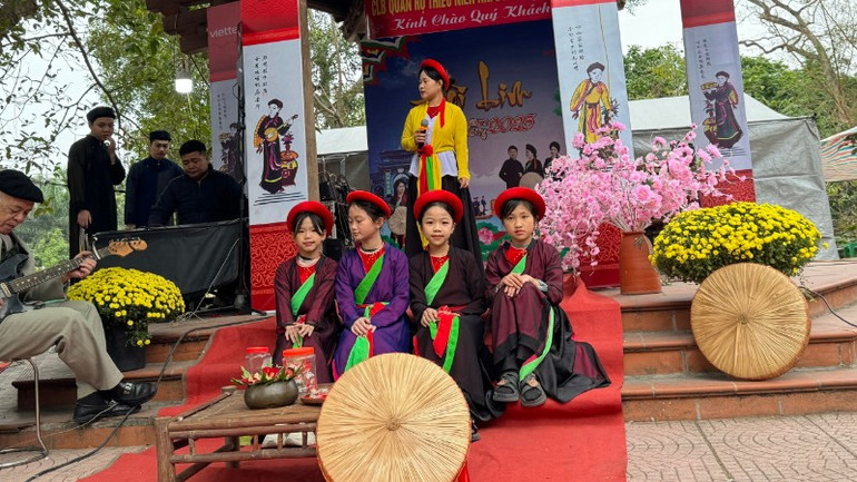 Các em bé quan họ tại Hội Lim. a42f0bb55021db7f8230-6055.jpg