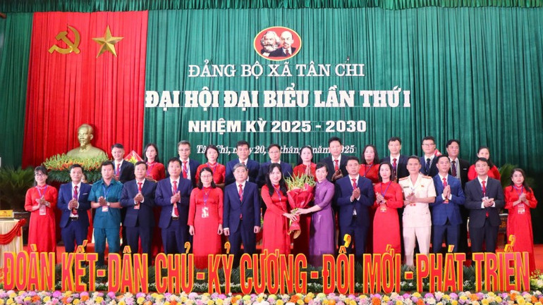 Ban Chấp hành Đảng bộ xã Tân Chi nhiệm kỳ mới ra mắt. 7c935e9b-f94a-4cf2-8397-fe6790f33e1f-4285.jpg