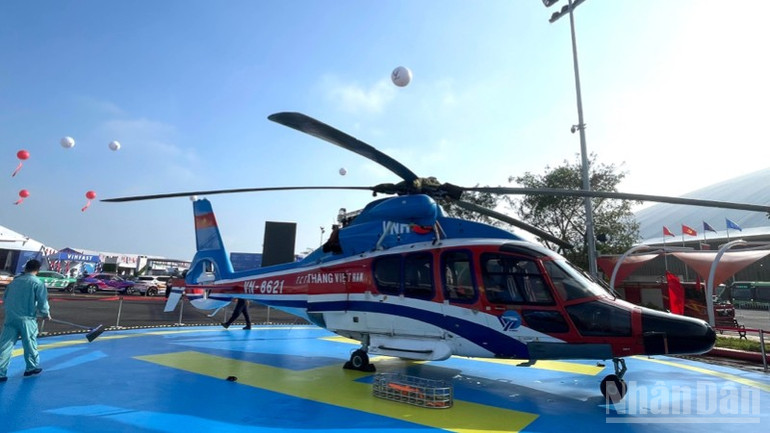 Trực thăng EC-155 B1 tại khu vực Khát vọng bầu trời. ndo_br_tempimagelwifj8-9651.jpg