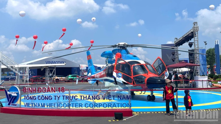 Du khách chụp ảnh lưu niệm với trực thăng EC-155 B1. ndo_br_tempimagex4lsjp-6017.jpg