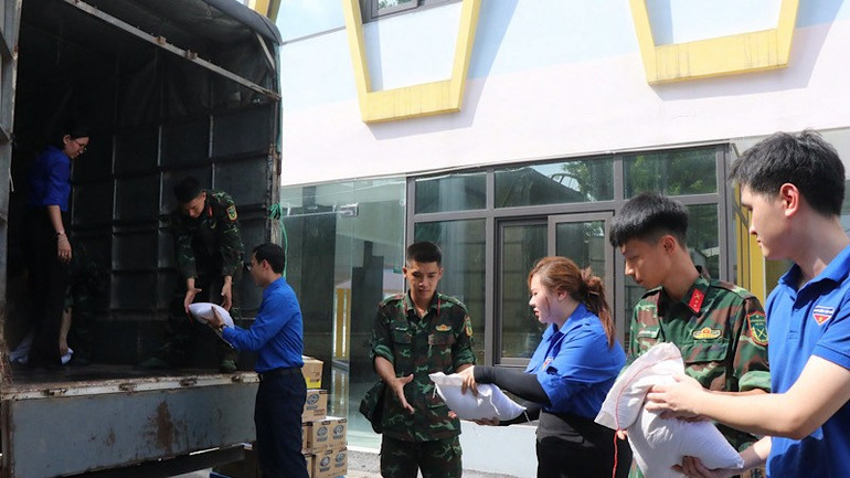 Các đoàn viên thanh niên tiếp nhận các phần quà. img-2025-07-18-124458.jpg