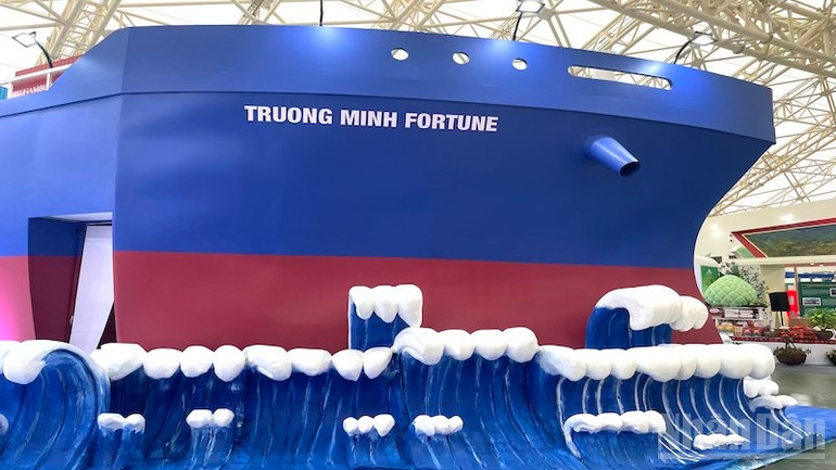 Multi-storey experience area with design simulating the Truong Minh Dream 01 ship. ndo_br_tempimagere6dwh.jpg