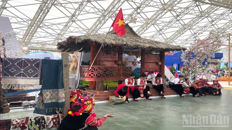 Không gian nhà sàn truyền thống. ndo_br_tempimageaicwbu.jpg