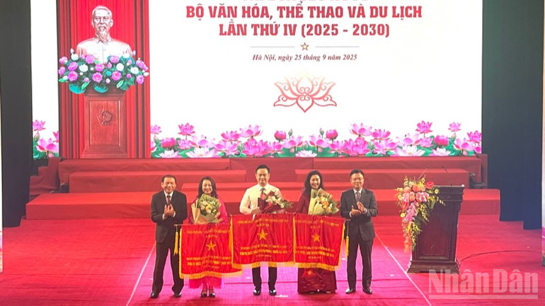 Các đơn vị thuộc Bộ Văn hóa, Thể thao và Du lịch nhận Cờ thi đua Chính phủ. ndo_br_tempimageqhmwdv-1055.jpg