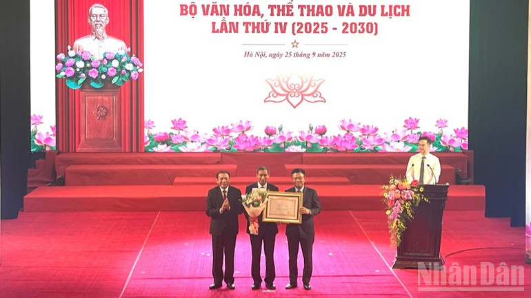 Nguyên huấn luyện viên trưởng đội tuyển bóng đá nữ quốc gia Mai Đức Chung nhận danh hiệu Anh hùng Lao động. ndo_br_tempimageewwjs7-5604.jpg