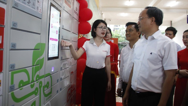 Phó Chủ tịch Ủy ban nhân dân tỉnh Bắc Ninh Nguyễn Văn Thịnh và các đại biểu trải nghiệm hệ thống Smart Box. 9cfd64d3c06c4b32127d-1900.jpg