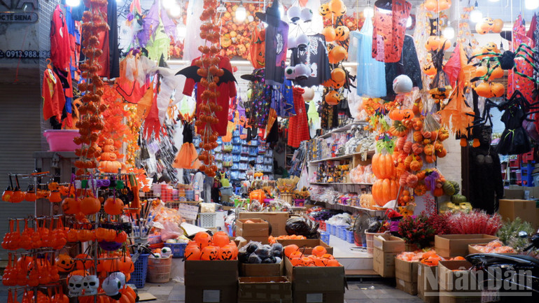 Brinquedos e decorações típicas de Halloween. ndo_br_11.png