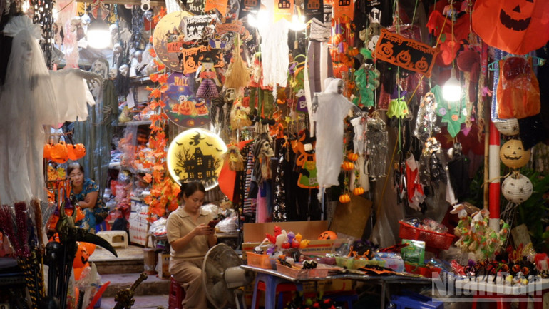 Cores do festival de Halloween na rua Hang Ma. ndo_br_3.png