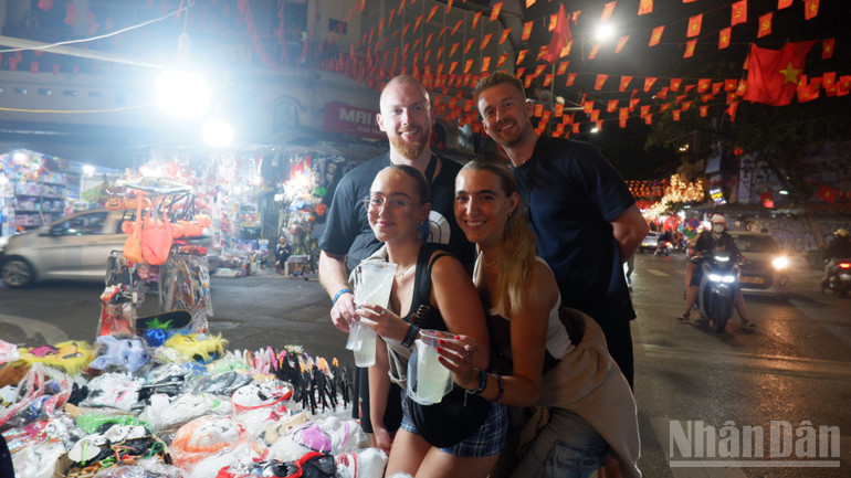 Turistas internacionais gostam de mergulhar nas cores do Halloween na Hang Ma Street. ndo_br_10.png