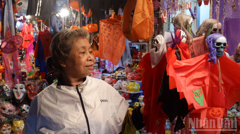 Sra. Cong Dung - uma comerciante na rua Hang Ma. ndo_br_5.png