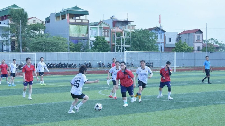 Một trận tranh tài của các nữ đoàn viên công nhân, người lao động. cong-nhan-da-bong-365.jpg