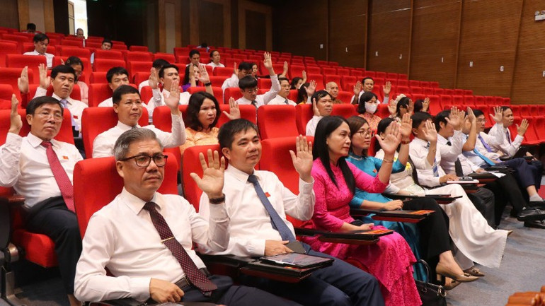 Các đại biểu biểu quyết thông qua nghị quyết. bca381456861e33fba70-8738.jpg