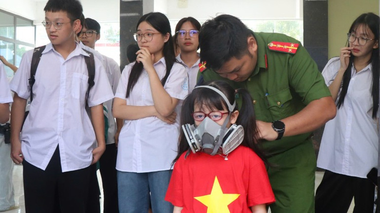Trải nghiệm đeo dụng cụ phòng khói, khí độc. 15061824-b634-4164-8743-53ba1ff21a22-9155.jpg