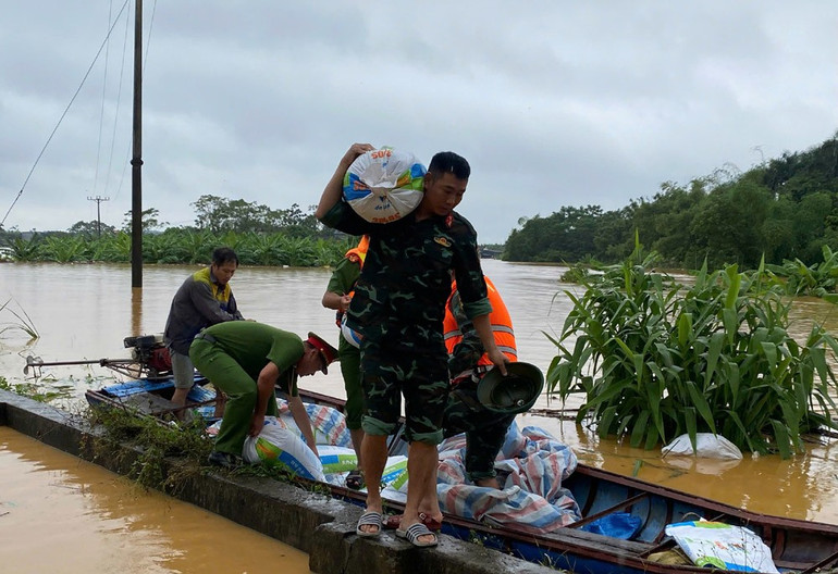 Officers and soldiers of the Provincial Military Command overcome landslides at landslide sites in the area. 42.jpg