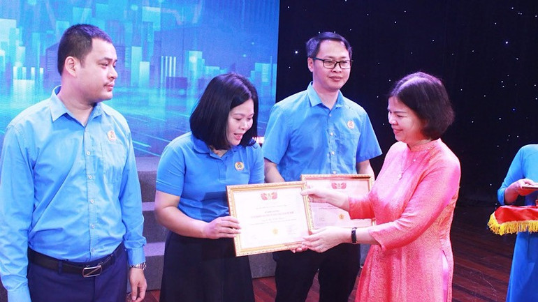 Phó Bí thư Tỉnh ủy Nguyễn Hương Giang trao Kỷ niệm chương “Vì sự nghiệp xây dựng tổ chức công đoàn” tặng các cán bộ công đoàn có thành tích tiêu biểu. img-2025-07-13-132214.jpg