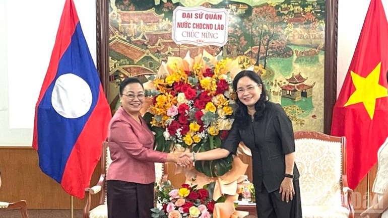 Đại sứ Khamphao Ernthavanh và Thứ trưởng Trịnh Thị Thủy. ndo_br_tempimageo3pu9u-8880.jpg