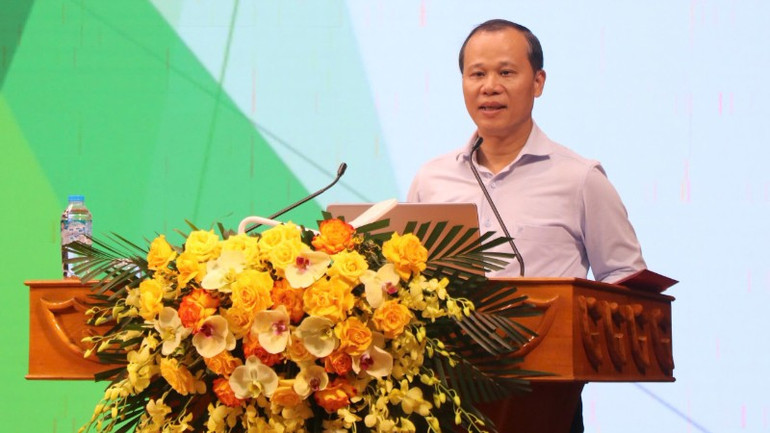 Phó Chủ tịch Thường trực Ủy ban nhân dân tỉnh Bắc Ninh Mai Sơn thông tin chuyên đề tới các đại biểu. 8b03f1fad21659480007-640.jpg