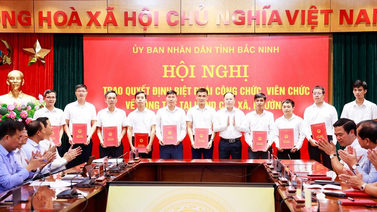 Lãnh đạo Sở Nội vụ trao Quyết định biệt phái cho các cán bộ biệt phái. traoqd-biet-phai-2-9110.jpg