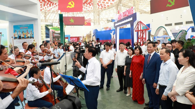 Các đại biểu thưởng thức giai điệu vĩ cầm - một nét văn hóa đặc sắc của làng Then. 0r5a8246-9193.jpg
