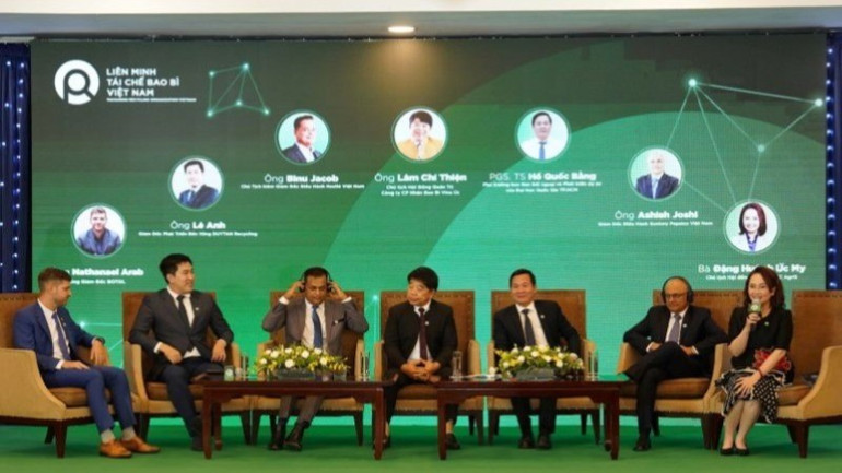 Bà Ức My, Chủ tịch hội đồng quản trị AgriS điều phối phiên thảo luận bàn tròn Hội nghị cùng các lãnh đạo cấp cao các tập đoàn trong Liên Minh và Đại học Quốc gia Thành phố Hồ Chí Minh, tập trung vào tam giác 3 nhà. 3-2769.jpg