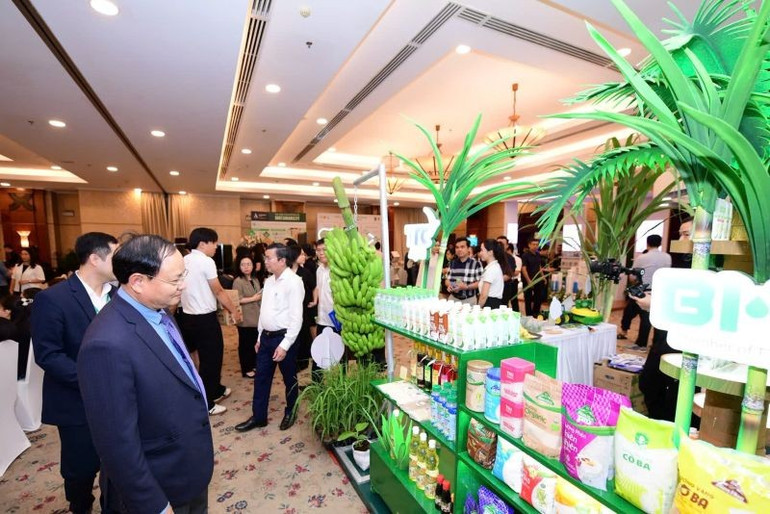 Ông Lê Minh Ngân - thứ trưởng Bộ Nông nghiệp và Môi trường tìm hiểu các sản phẩm nông nghiệp tuần hoàn tại gian hàng của AgriS. (Ảnh: Báo Tuổi trẻ) 1.jpg