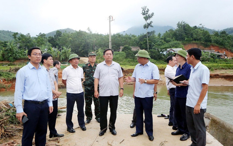 Chủ tịch Ủy ban nhân dân tỉnh Phú Thọ Trần Duy Đông kiểm tra vị trí cầu sắt bị lũ cuốn trôi. 51.jpg