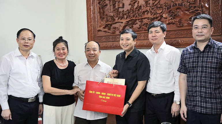 Chủ tịch Hội đồng nhân dân tỉnh Bắc Ninh Nguyễn Việt Oanh thăm, tặng quà tại phường Quế Võ. img-2025-07-23-044728.jpg