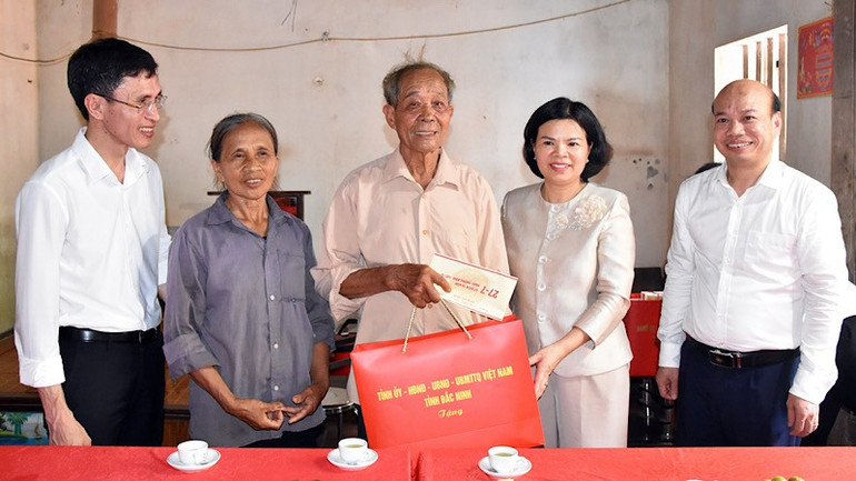 Phó Bí thư Tỉnh ủy Bắc Ninh Nguyễn Hương Giang, thăm và tặng quà tại xã Lạng Giang. img-2025-07-22-144105.jpg