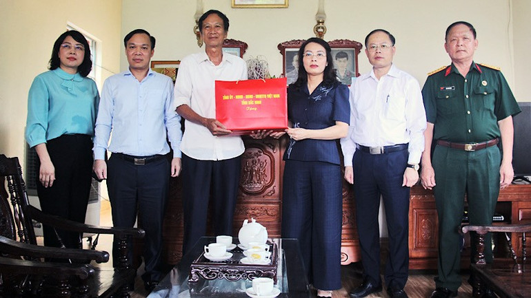 Phó Bí thư Thường trực Tỉnh ủy Bắc Ninh Nguyễn Thị Hương, đến thăm, tặng quà tại xã Lương Tài. img-2025-07-22-144242.jpg