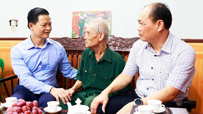 Chủ tịch Ủy ban nhân dân tỉnh Bắc Ninh Vương Quốc Tuấn, đến thăm, tặng quà người có công tại phường Đa Mai. img-2025-07-22-144003.jpg