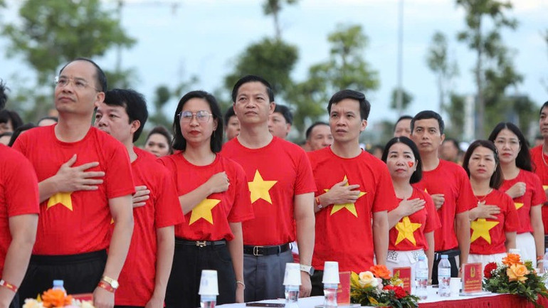 Các đại biểu thực hiện nghi lễ chào cờ. 3c85647c3d4cb512ec5d-7474.jpg