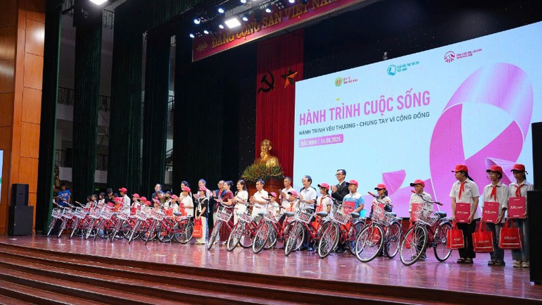 Nhiều phần quà như xe đạp, đồ dùng học tập được trao tặng các em học sinh trước thềm năm học mới. 40653000cb3d43631a2c-3913.jpg