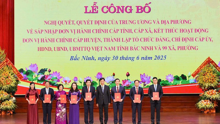 Đồng chí Nguyễn Duy Ngọc trao các quyết định của Trung ương tới các lãnh đạo chủ chốt của tỉnh. img-2025-06-30-112402.jpg