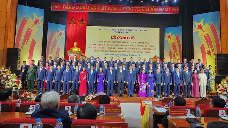 Đồng chí Nguyễn Duy Ngọc chụp ảnh kỷ niệm cùng Ban chấp hành Đảng bộ tỉnh Bắc Ninh mới. img-2025-06-30-120339.jpg