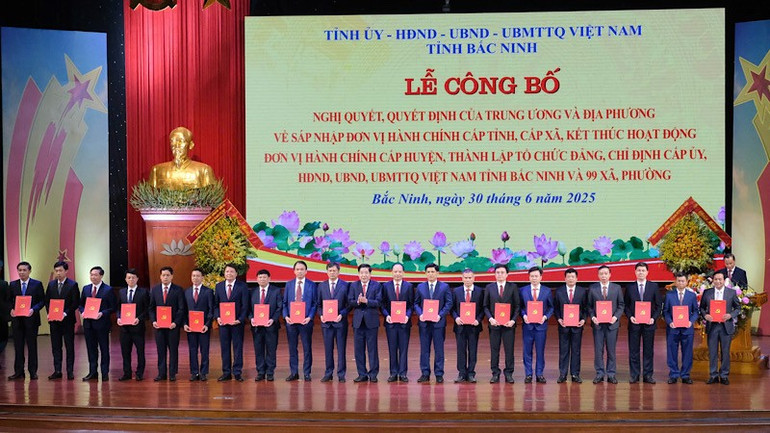 Bí thư các xã, phường của tỉnh Bắc Ninh mới nhận quyết định. img-2025-06-30-120413.jpg