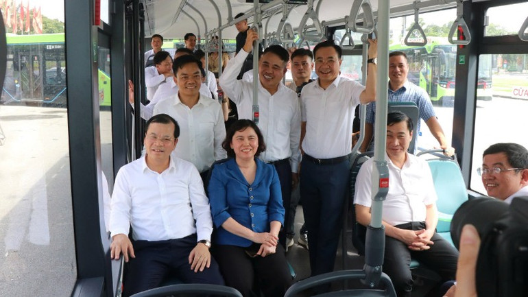Các đại biểu trải nghiệm tuyến buýt điện. 5fdf968f4a02c25c9b13-1-2890.jpg