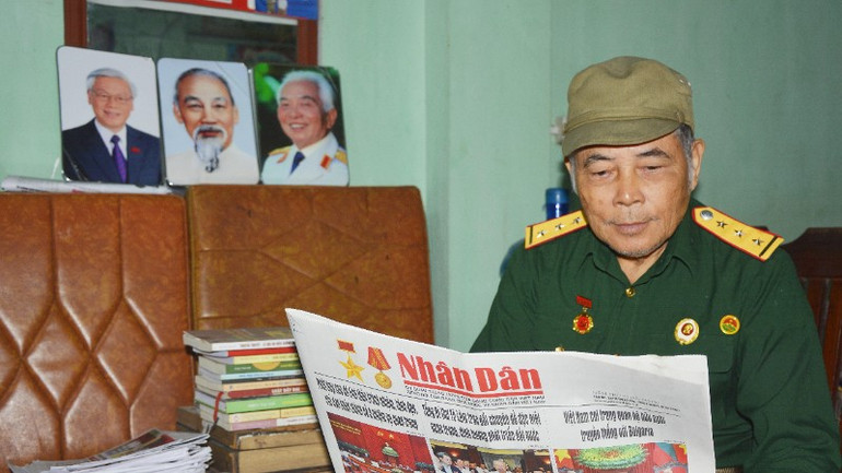 Đảng viên lão thành tại phường Quế Võ đọc Báo Nhân Dân. anh-1-dang-vien-57-nam-tuoi-dang-que-vo-3755.jpg