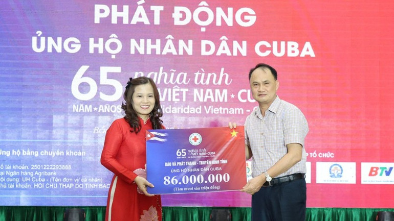 Đại diện Báo và Phát thanh, Truyền hình Bắc Ninh ủng hộ tại chương trình. bao-bn-8320.jpg