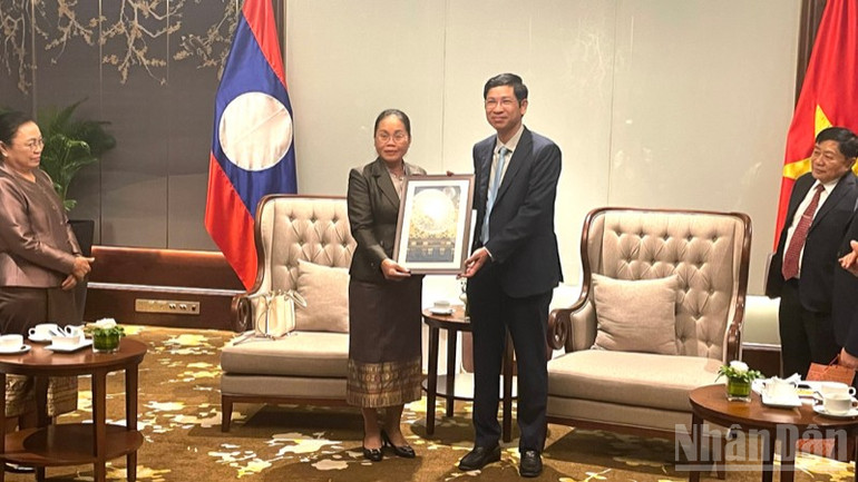 វៀតណាមនិងឡាវពង្រឹងកិច្ចសហប្រតិបត្តិការលើវិស័យវប្បធម៌ កីឡា និងទេសចរណ៍។ ndo_br_tempimagecnjtfz-5561.jpg
