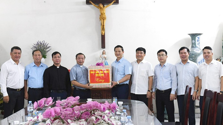 Chủ tịch Ủy ban nhân dân tỉnh Bắc Ninh đã tới thăm, tặng quà tại Nhà thờ Tử Nê, thôn Tử Nê, xã Lương Tài. 003-8909.jpg