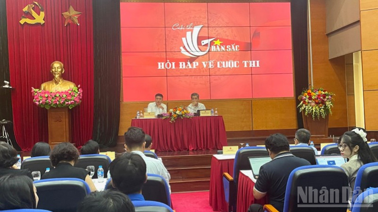 Đại diện Ban Tổ chức thông tin các nội dung liên quan đến cuộc thi Bản sắc. ndo_br_img-0201-2060.jpg